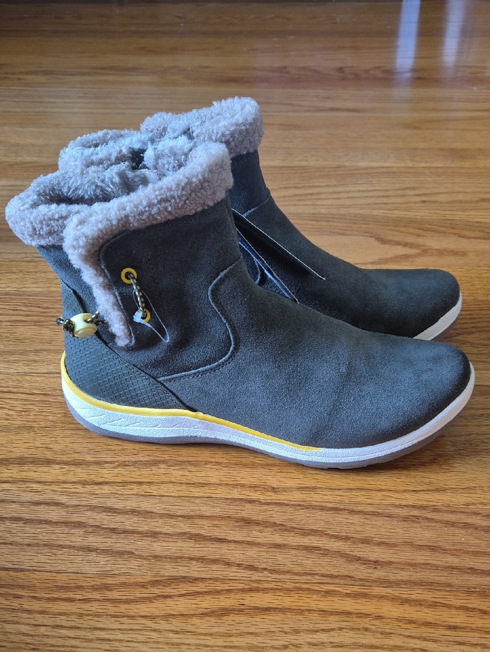 Baretraps Cozy Suede Gray Women's Winter Ankle Boots, size 9 NWOB